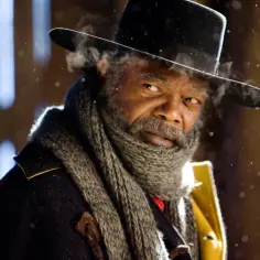 Samuel L. Jackson w filmach, w tym w westernach, zawsze przyciąga uwagę. Tutaj w zimowej scenerii, w kapeluszu i szaliku.
