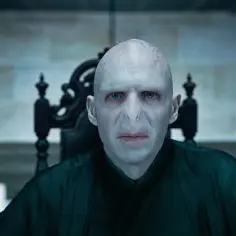 Ralph Fiennes jako Lord Voldemort w filmach o Harrym Potterze. Jego przerażająca twarz budzi grozę.