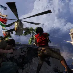 Nathan Drake i Elena Fisher w akcji, ostrzeliwując helikopter podczas pościgu w stylu Uncharted 2 film.