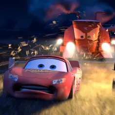 Błyskawica McQueen i Złomek uciekają przed traktorami w nocy. Data premiery filmu Auta 4 to wciąż tajemnica.