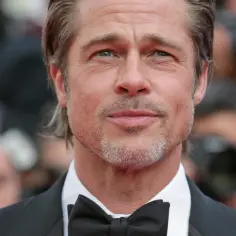 Brad Pitt w czarnym smokingu z muszką, gotowy na premierę jednego ze swoich filmów.