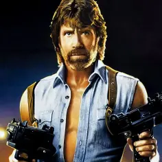 Chuck Norris w akcji, gotowy do strzału z dwóch pistoletów maszynowych. Zapowiedź jego kolejnych filmów akcji.