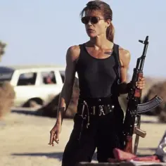 Linda Hamilton w roli Sarah Connor, gotowa do walki. Ikona kina akcji, znana z filmów i seriali.
