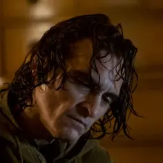Joaquin Phoenix w filmach, w tym jako Joker, pokazuje głębię postaci. Tutaj widać jego zmęczoną twarz i mokre włosy.