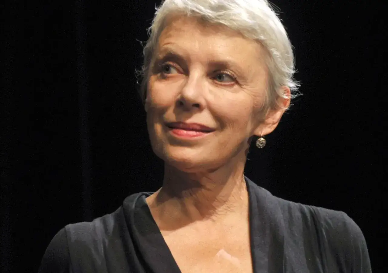 Hanna Bieluszko, mimo choroby, emanuje spokojem. Jej siwe włosy i delikatny uśmiech dodają jej uroku.