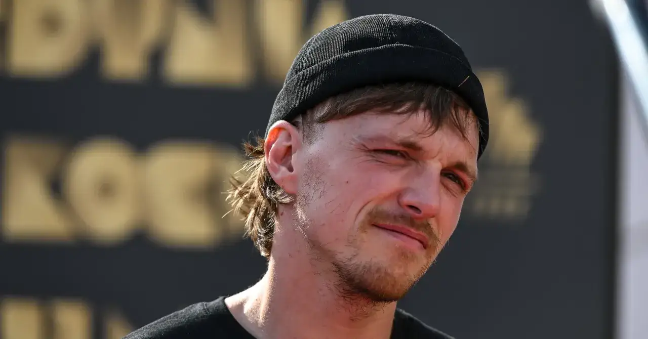 Tomasz Włosok w czapce z daszkiem, zamyślony, jakby planował kolejne filmy.