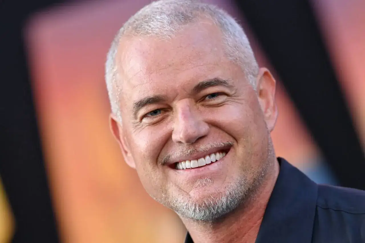 Uśmiechnięty Eric Dane, znany z wielu eric dane filmy seriale i programy, z siwymi włosami i zarostem.