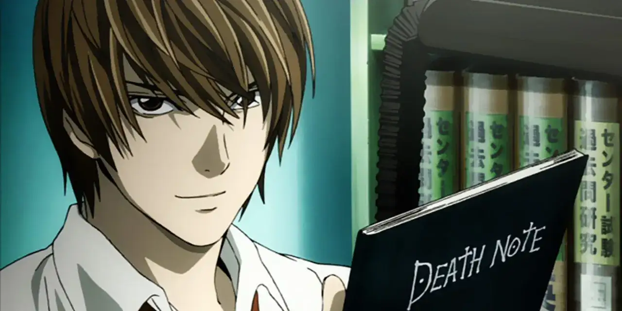 Light Yagami trzyma w ręku czarny notes z napisem 