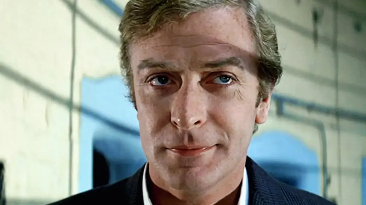Zbliżenie na twarz Michaela Caine'a, aktora znanego z wielu niezapomnianych michael caine filmy.