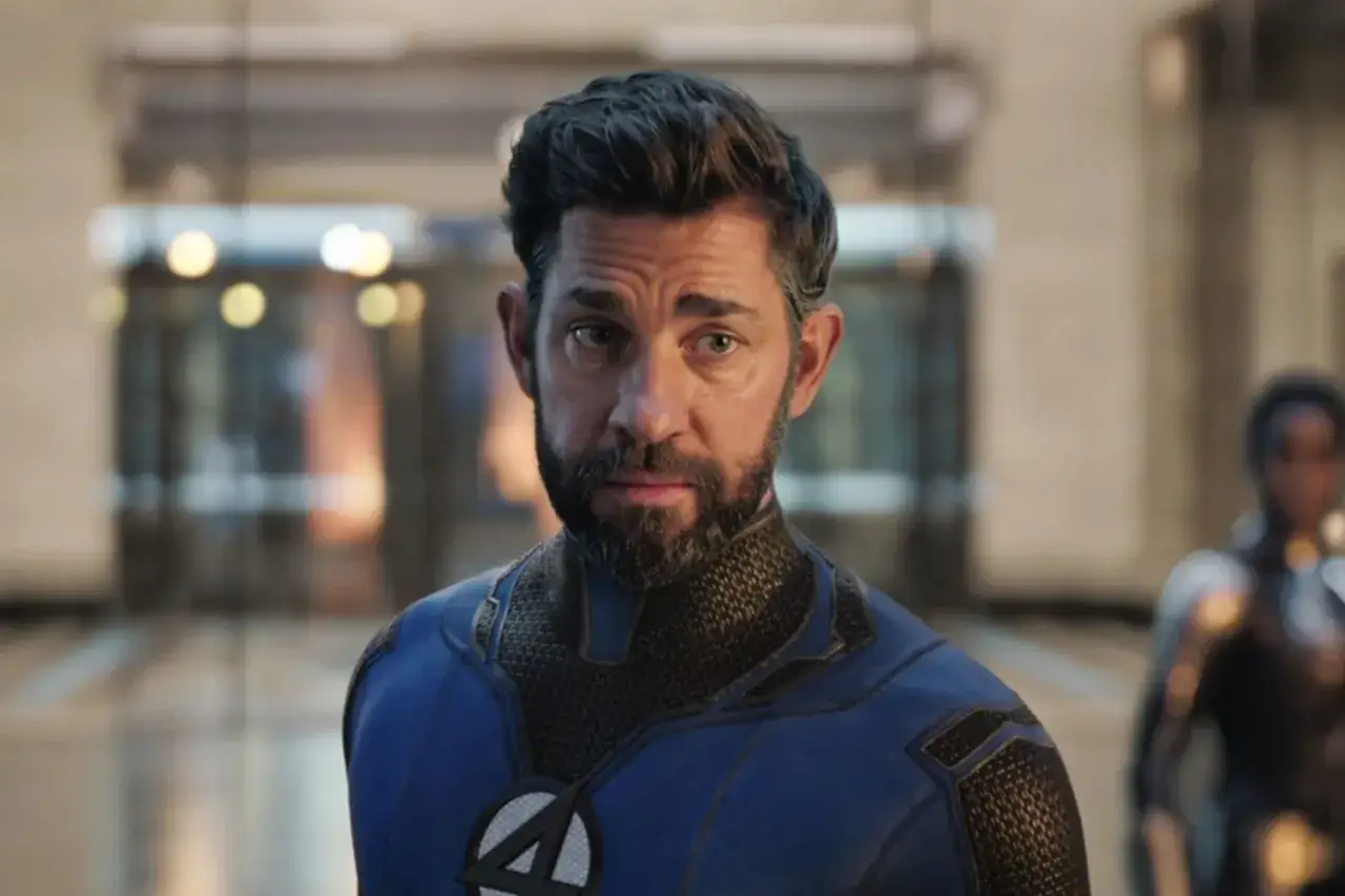 John Krasinski w stroju Fantastycznej Czwórki. Jego filmy, seriale i programy to gwarancja świetnej rozrywki.