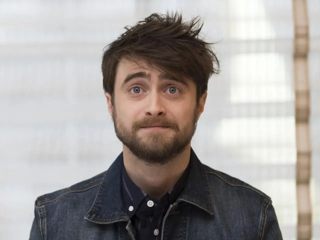 Daniel Radcliffe, znany z roli Harry'ego Pottera, z nieładem na głowie i zarostem. W mediach pojawiały się informacje o jego chorobie.