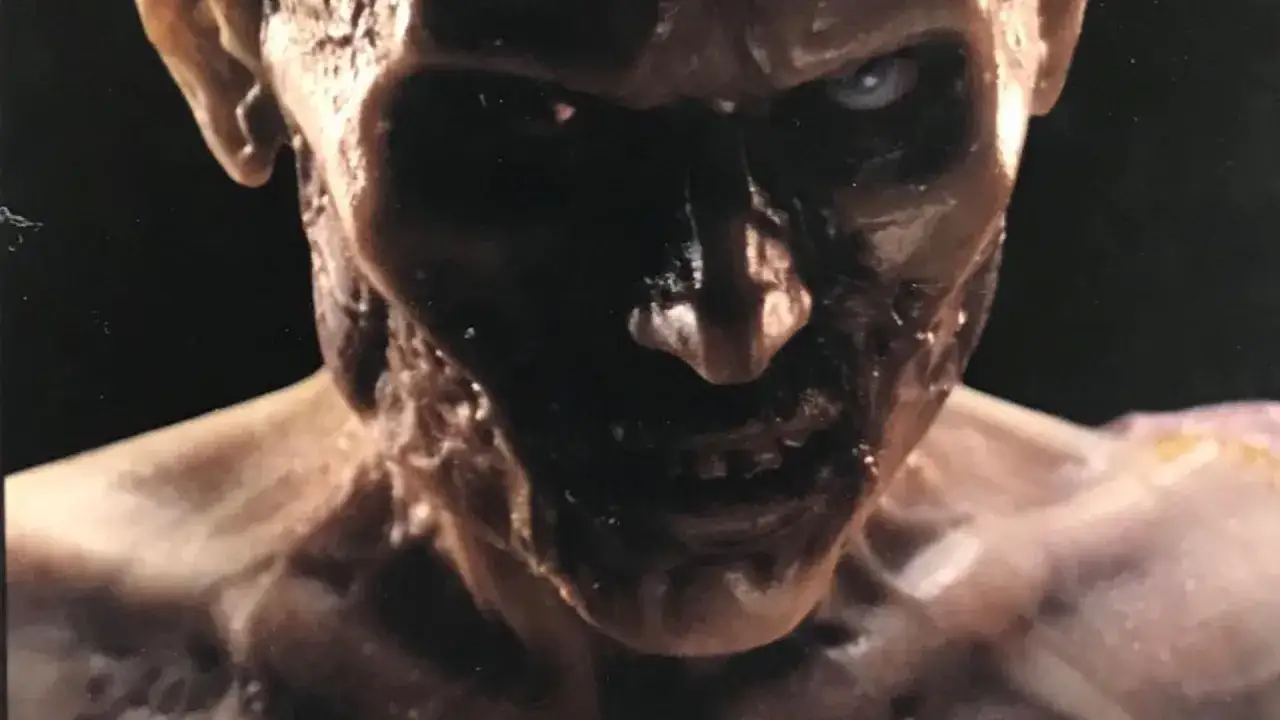 Przerażająca twarz zombie, która wygląda jak z filmu 