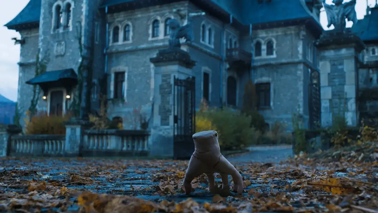 Ręka Thinga przemierza jesienne liście przed ponurą Nevermore. Czy to zapowiedź wydarzeń z wednesday sezon 3?