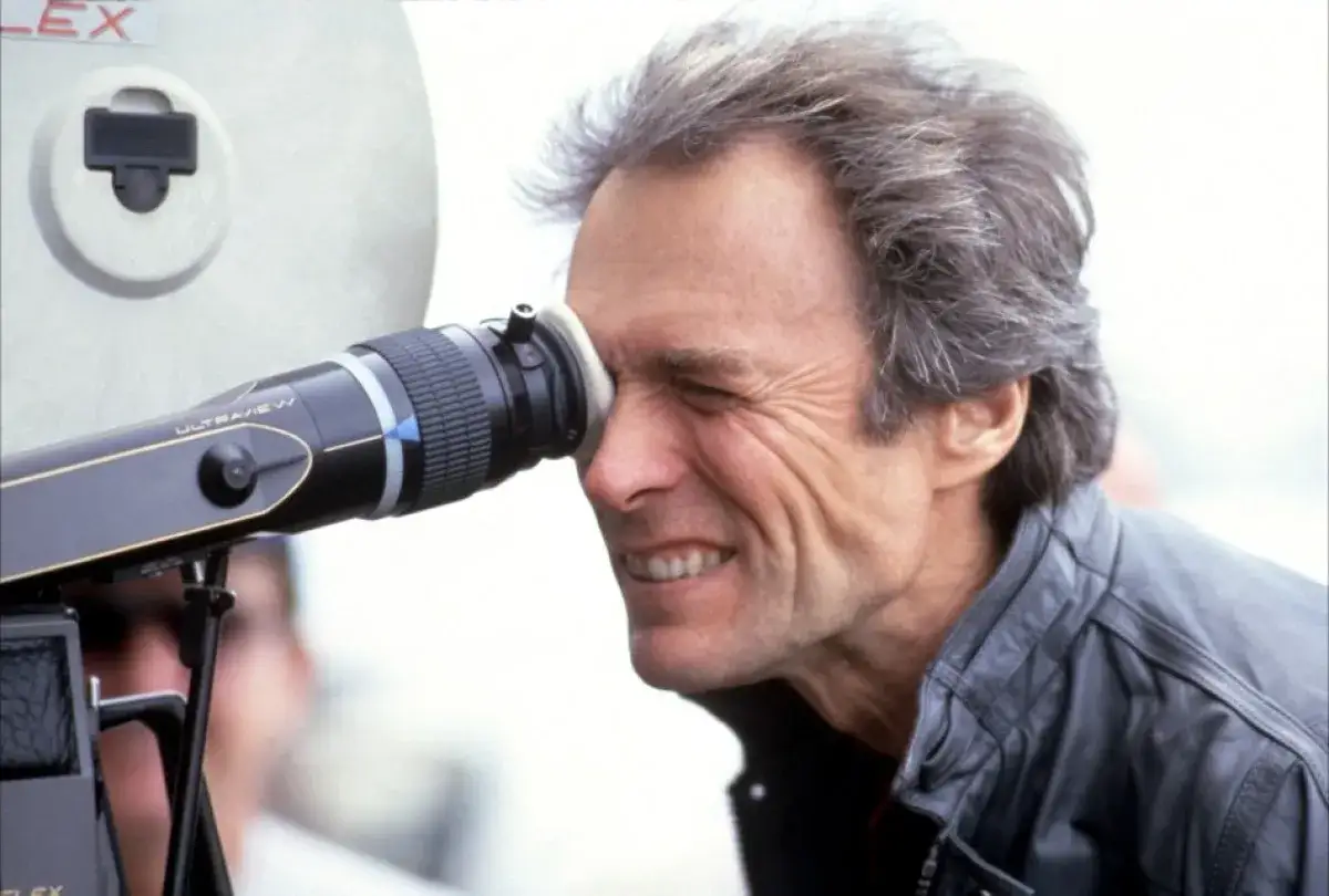 Clint Eastwood, w 2025 roku, wpatruje się przez obiektyw kamery, gotów uchwycić kolejny kadr.
