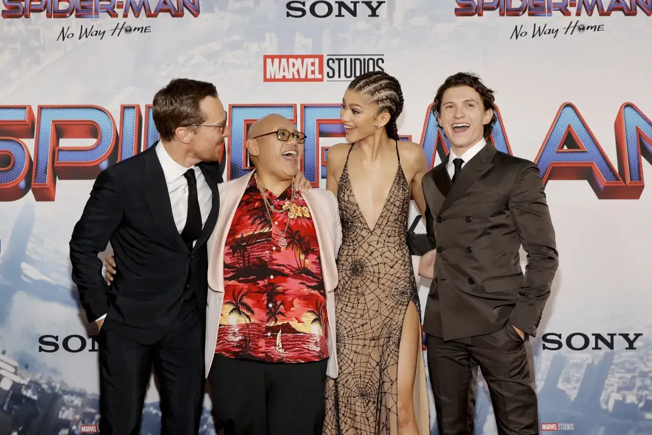 Obsada Spider-Man: Bez drogi do domu – Tom Holland, Zendaya, Jacob Batalon i Willem Dafoe pozują razem, śmiejąc się.