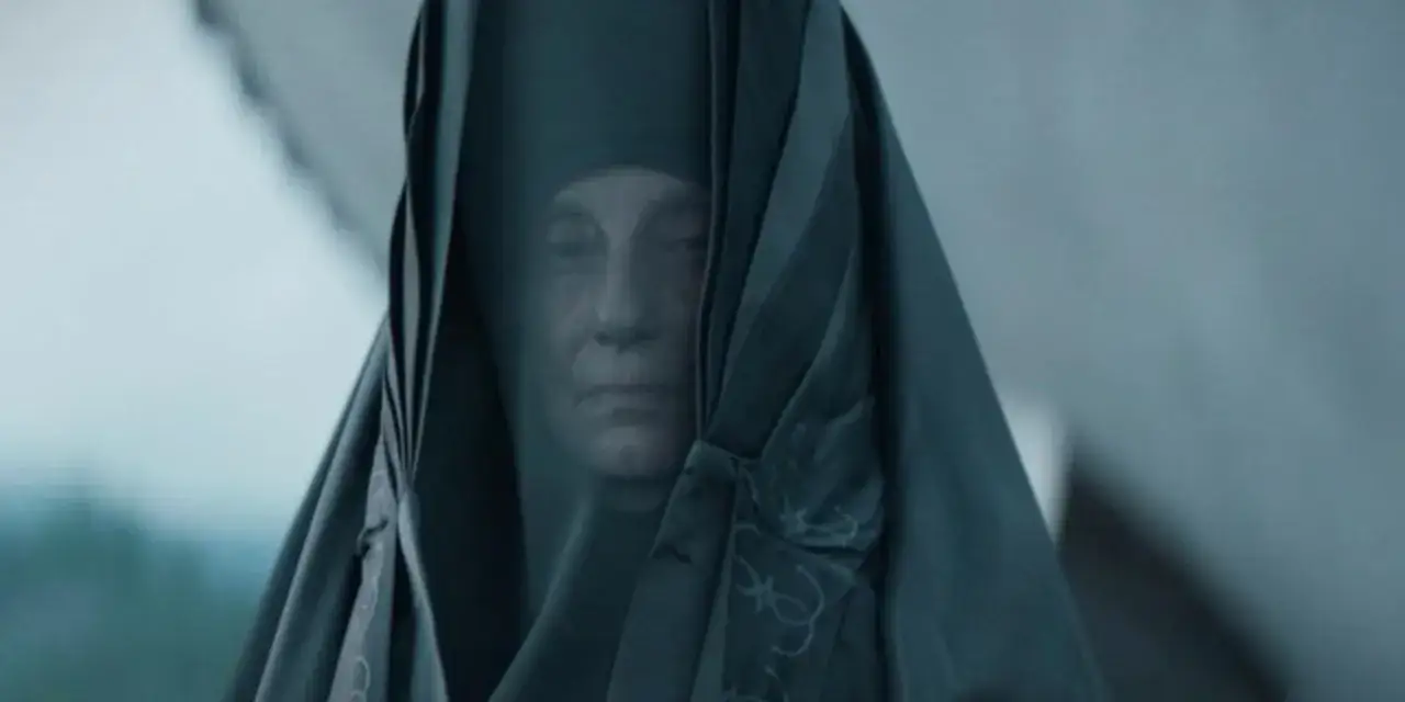 Twarz starszej kobiety, odzianej w ciemny welon, przypomina o tajemniczej mocy Bene Gesserit.