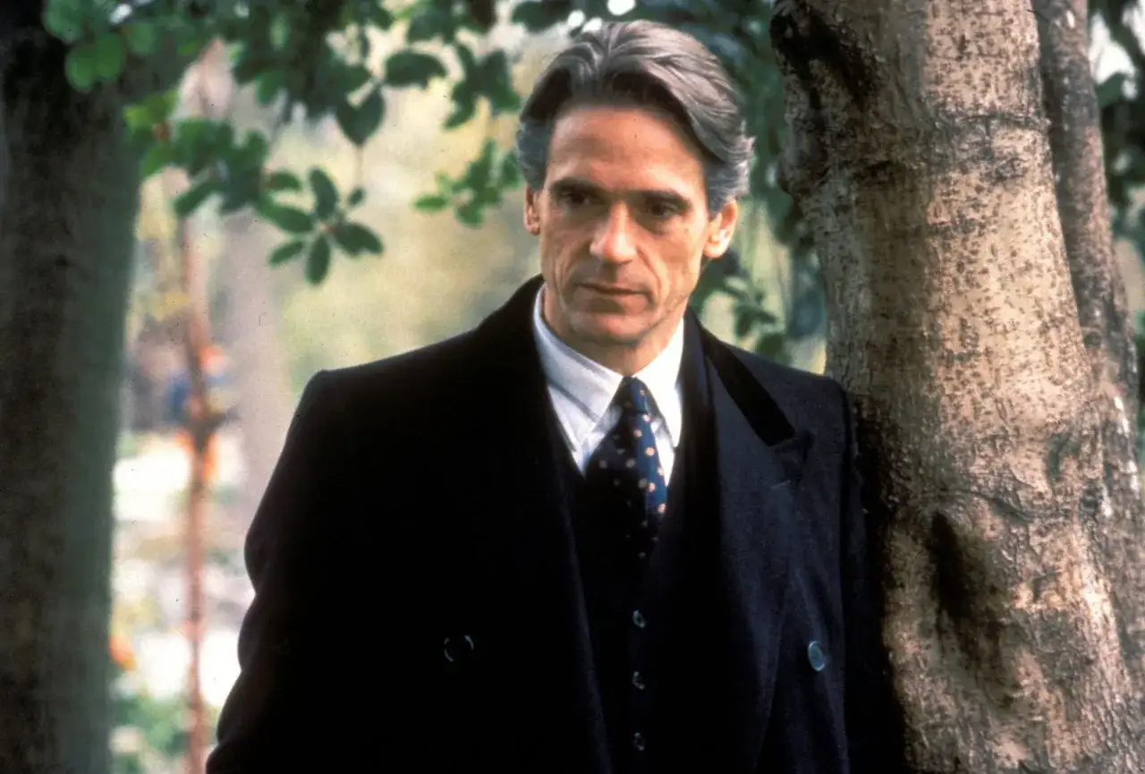 Jeremy Irons w eleganckim płaszczu i krawacie, jak z najlepszych filmów.