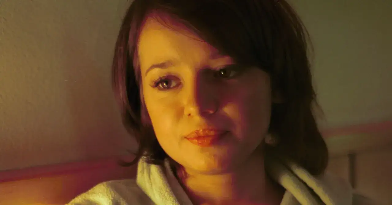 Anna Przybylska zmagająca się z chorobą, jej spojrzenie pełne refleksji.