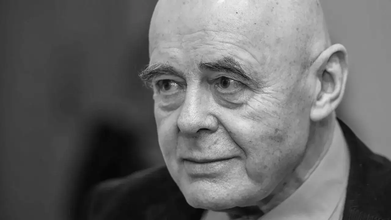 Portret starszego mężczyzny, Stanisława, którego wykształcenie widać w jego przenikliwym spojrzeniu.