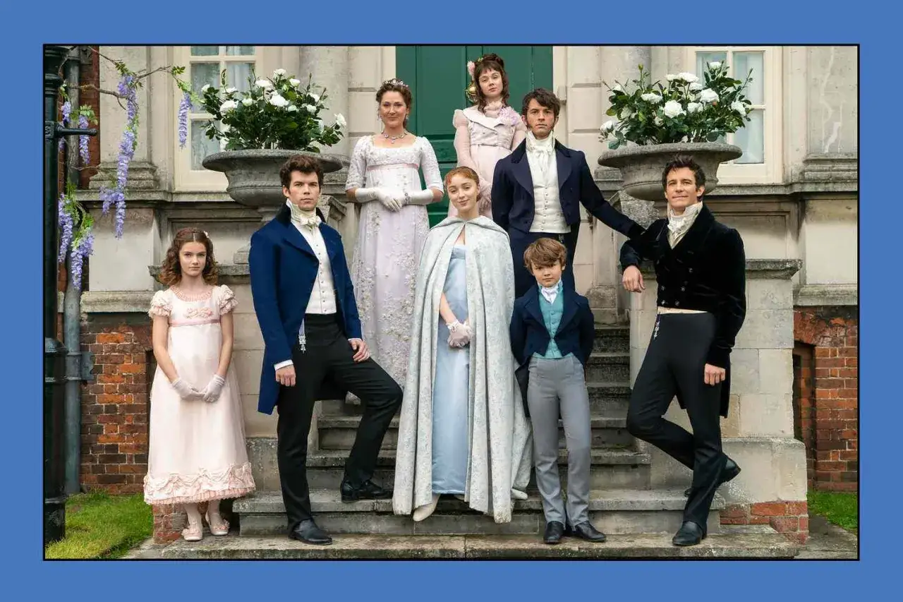 Cała rodzina Bridgertonów w eleganckich strojach, gotowa na bal.