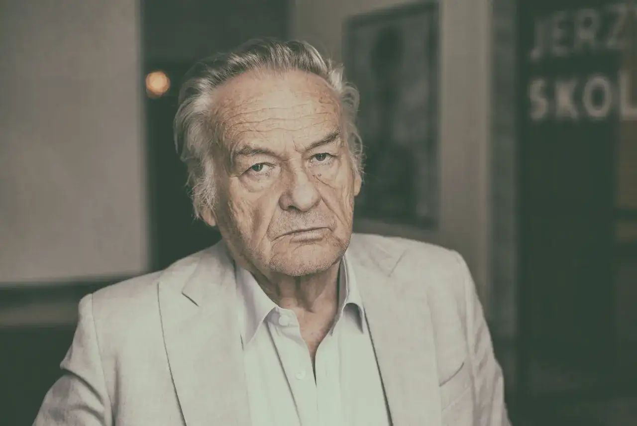Portret Jerzego Skolimowskiego, reżysera znanych filmów, w jasnej marynarce.