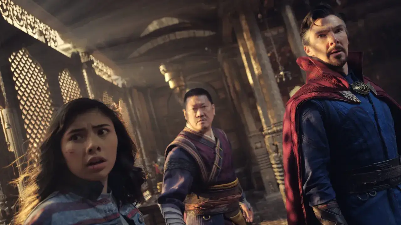 Doktor Strange w multiwersum obłędu: obsada filmu, w tym Benedict Cumberbatch, Xochitl Gomez i Benedict Wong, w tajemniczym wnętrzu.