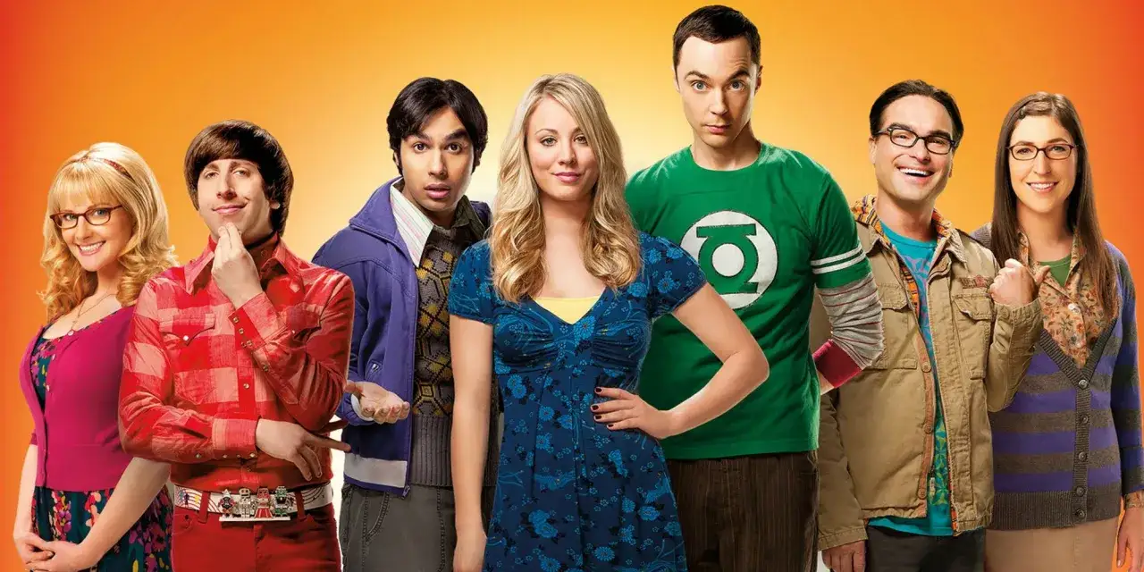 Teoria wielkiego podrywu obsada: Bernadette, Howard, Raj, Penny, Sheldon, Leonard i Amy stoją razem, uśmiechnięci na pomarańczowym tle.