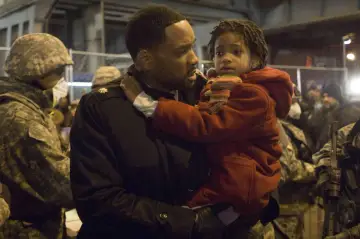 Robert Neville (Will Smith) trzyma córkę w ramionach, otoczony żołnierzami. Czy uda mu się przetrwać w świecie, gdzie jestem legendą 2?