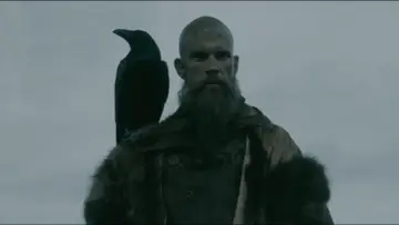 Floki, wiking z krukiem na ramieniu, patrzy wprost przed siebie.