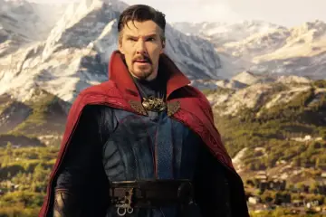 Benedict Cumberbatch jako Doktor Strange w "Doktor Strange w multiwersum obłędu" na tle górskiego krajobrazu.