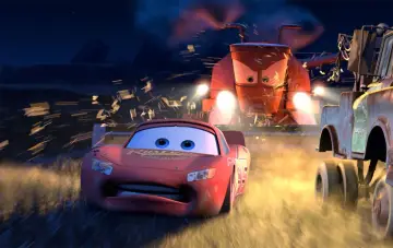 Błyskawica McQueen i Złomek uciekają przed traktorami w nocy. Data premiery filmu Auta 4 to wciąż tajemnica.