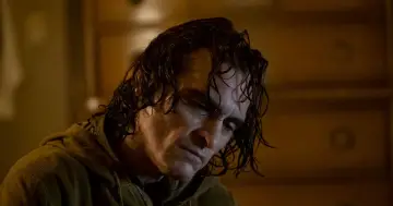 Joaquin Phoenix w filmach, w tym jako Joker, pokazuje głębię postaci. Tutaj widać jego zmęczoną twarz i mokre włosy.