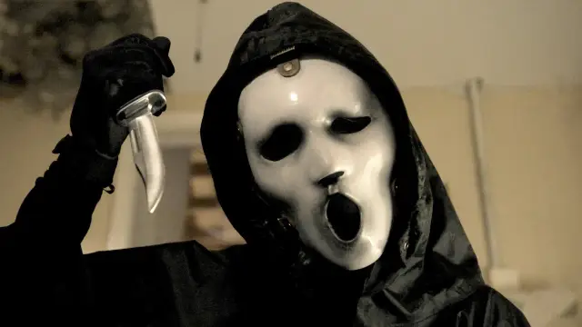 Ghostface z "Krzyk 4" z nożem w ręku, gotowy do ataku.