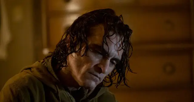 Joaquin Phoenix w filmach, w tym jako Joker, pokazuje głębię postaci. Tutaj widać jego zmęczoną twarz i mokre włosy.